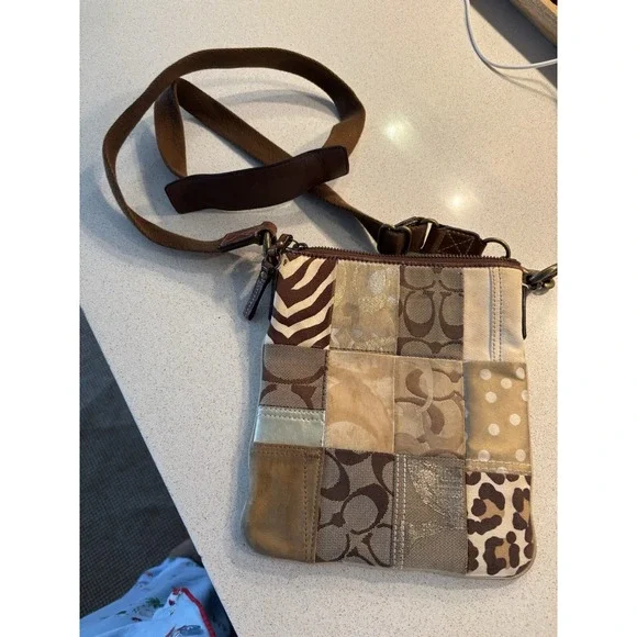Vintage COACH Vintage  Signature Patchwork Crossbody Color Tan - Picture 5 of 6